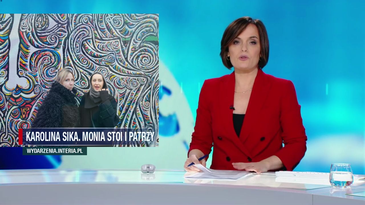 Karolina sika. Monia stoi i patrzy